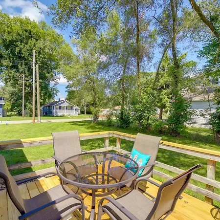 Apartamento Wayland Retreat With Deck Walk To Downtown!